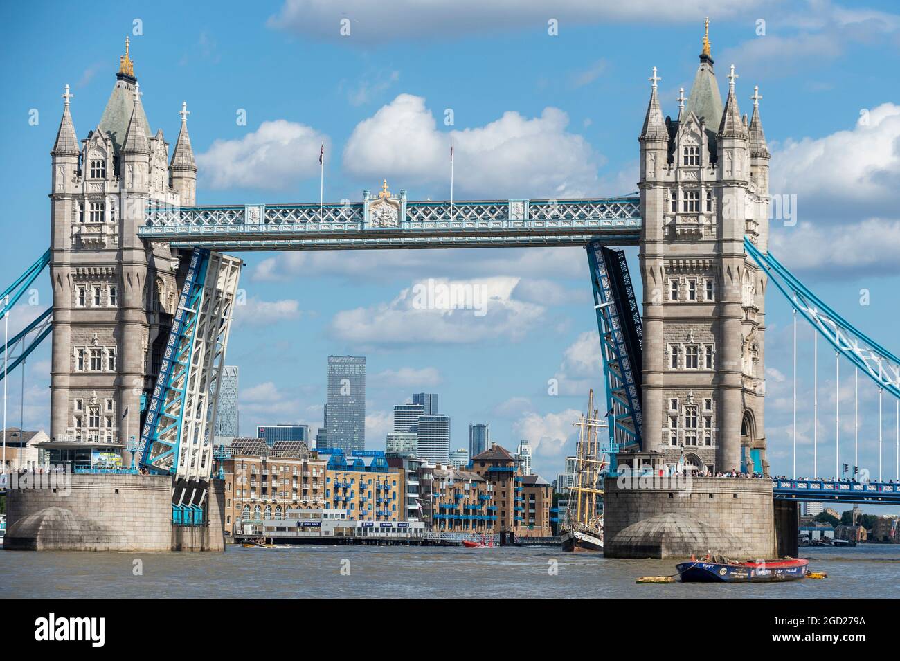 Ship sailing through tower bridge hi-res stock photography and images ...