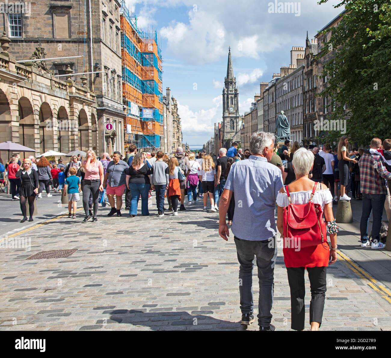 Edinburgh city centre, Scotland, UK weather. 10th August 2021. Hot and sunny with temperature over 21 degrees centigrade for visitors to the city centre. Credit: Arch White/Alamy Live News. Stock Photo