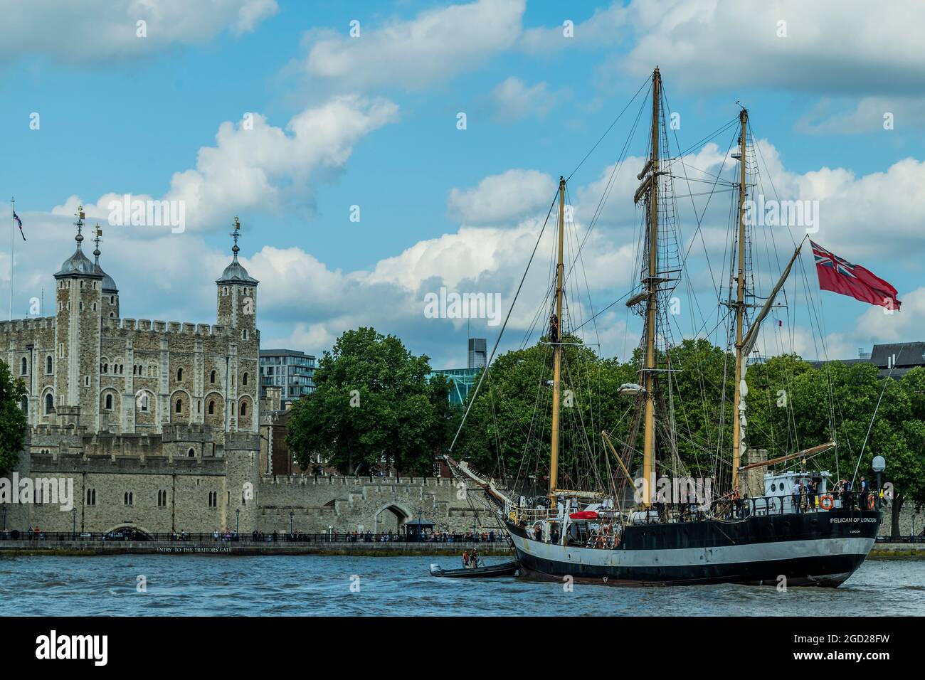 Ship sailing through tower bridge hi-res stock photography and images ...
