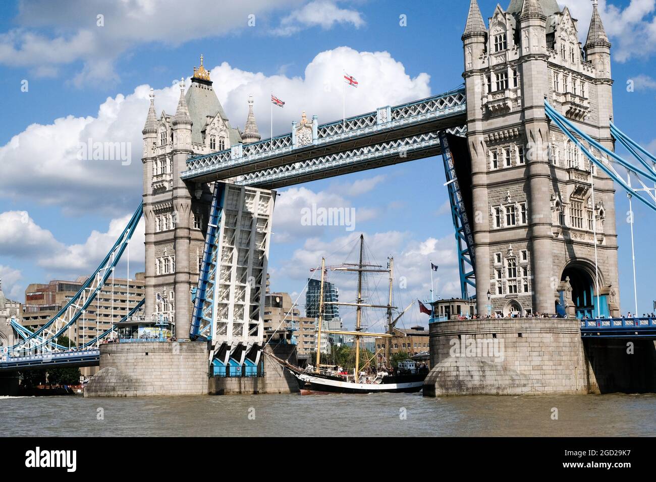 Ship going through tower bridge hi-res stock photography and images - Alamy