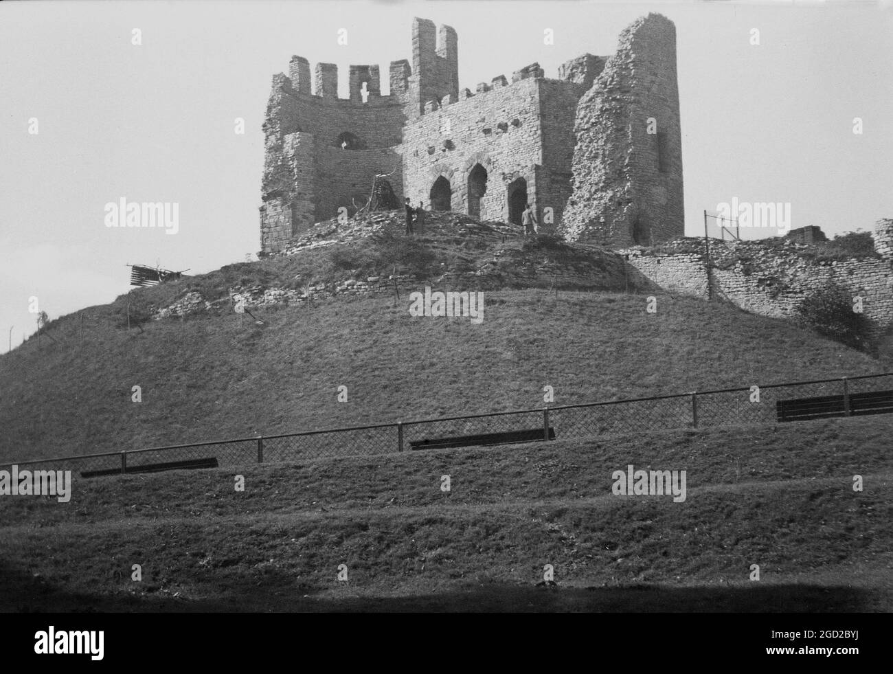1940s, historical view of the ruins of Dudley castle, England, UK built on a large earth mound. Originally a wooden motte and bailey castle erected after the Norman Conquest, it was rebuilt as a stone fortification during the twelfth century. Demolished on the orders of King Henry II. Stock Photo