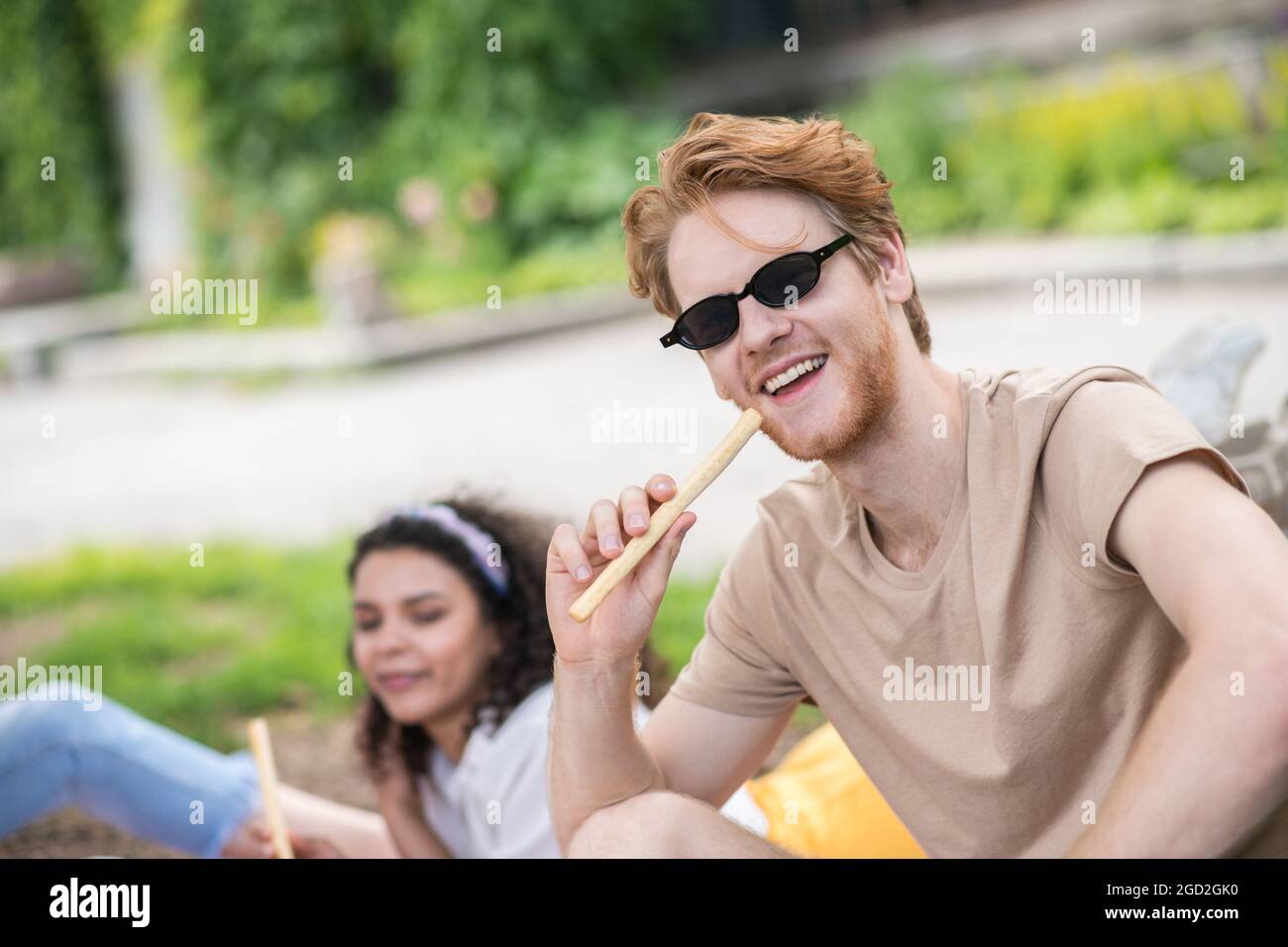 Guy and girl eating hi-res stock photography and images - Alamy