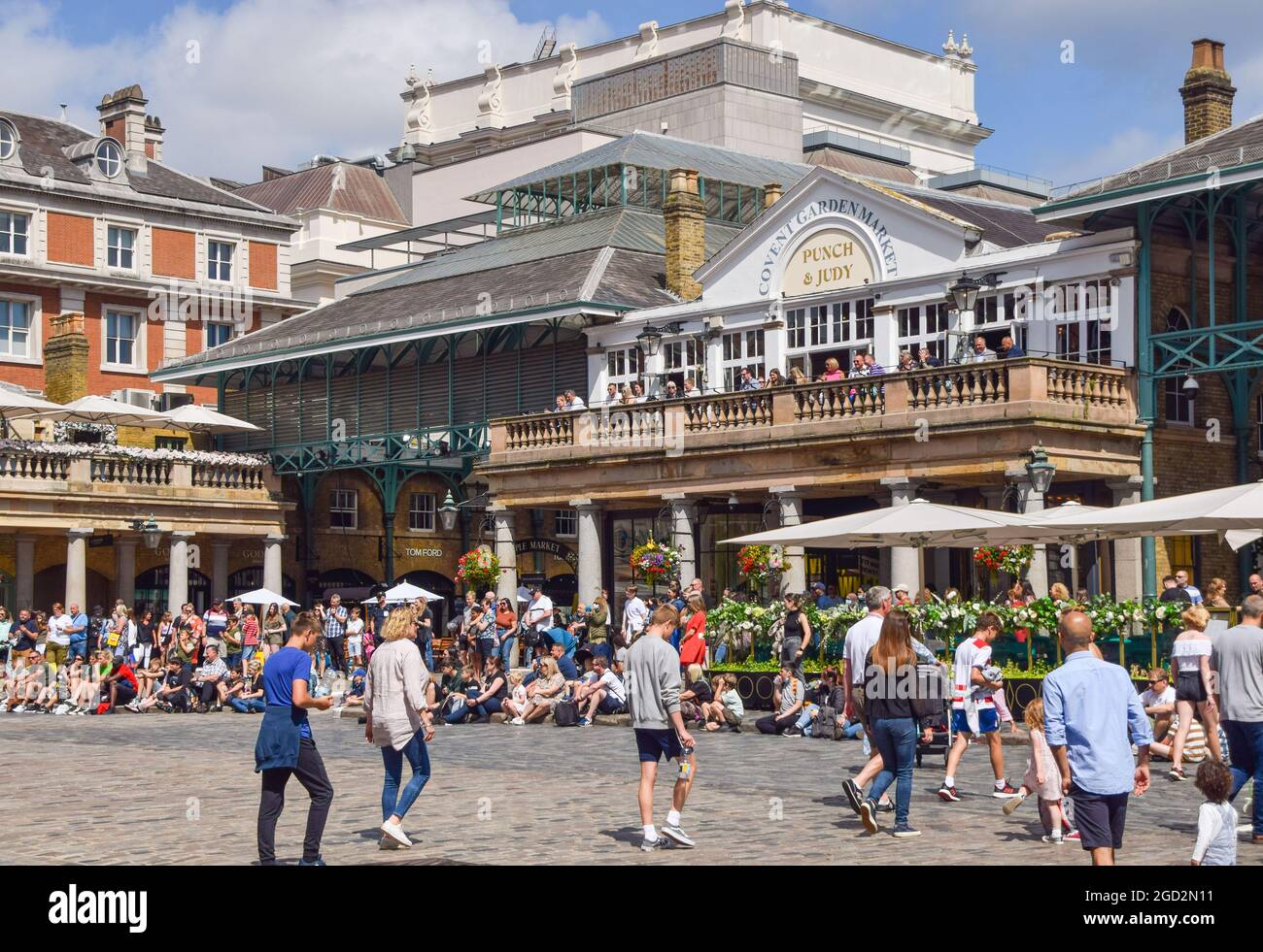 London, United Kingdom. 10th August 2021. Crowds in Covent Garden. London landmarks have been busy again, as tourists return to the capital following the relaxation of coronavirus restrictions and quarantine rules in England over the past few weeks. (Credit: Vuk Valcic / Alamy Live News) Stock Photo