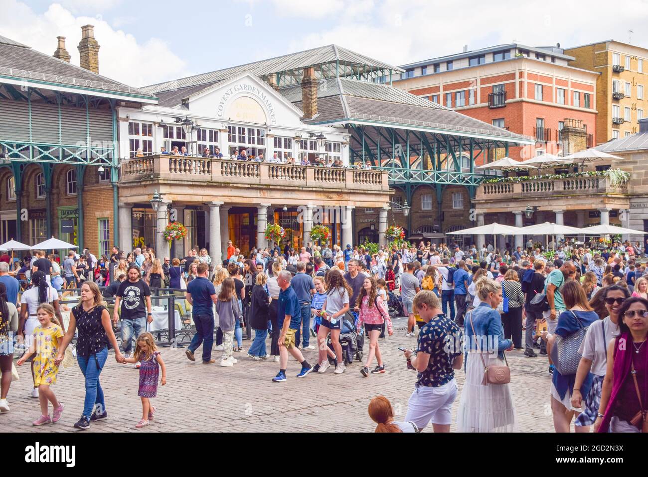 London, United Kingdom. 10th August 2021. Crowds in Covent Garden. London landmarks have been busy again, as tourists return to the capital following the relaxation of coronavirus restrictions and quarantine rules in England over the past few weeks. (Credit: Vuk Valcic / Alamy Live News) Stock Photo