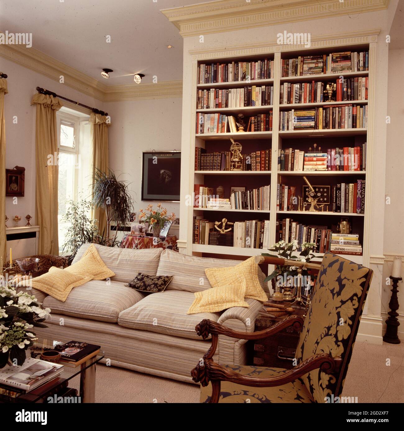 Designer livingroom with floor to ceiling shelving unit Stock Photo Alamy