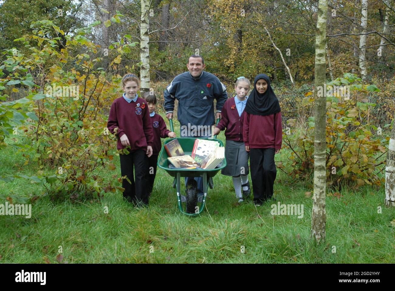 BLUE PETER GARDENER CHRIS COLLINS WITH PUPILS AT BORDON JUNIOR SCHOOL IN THE READING GARDEN. LEFT TO RIGHT, ISABELLE CRAWFORD, LAUREN WRIGHT, CHRIS COLLINS, TAMARA LAWRENCE AND FAWZIYYAH PIC MIKE WALKER 2008 Stock Photo