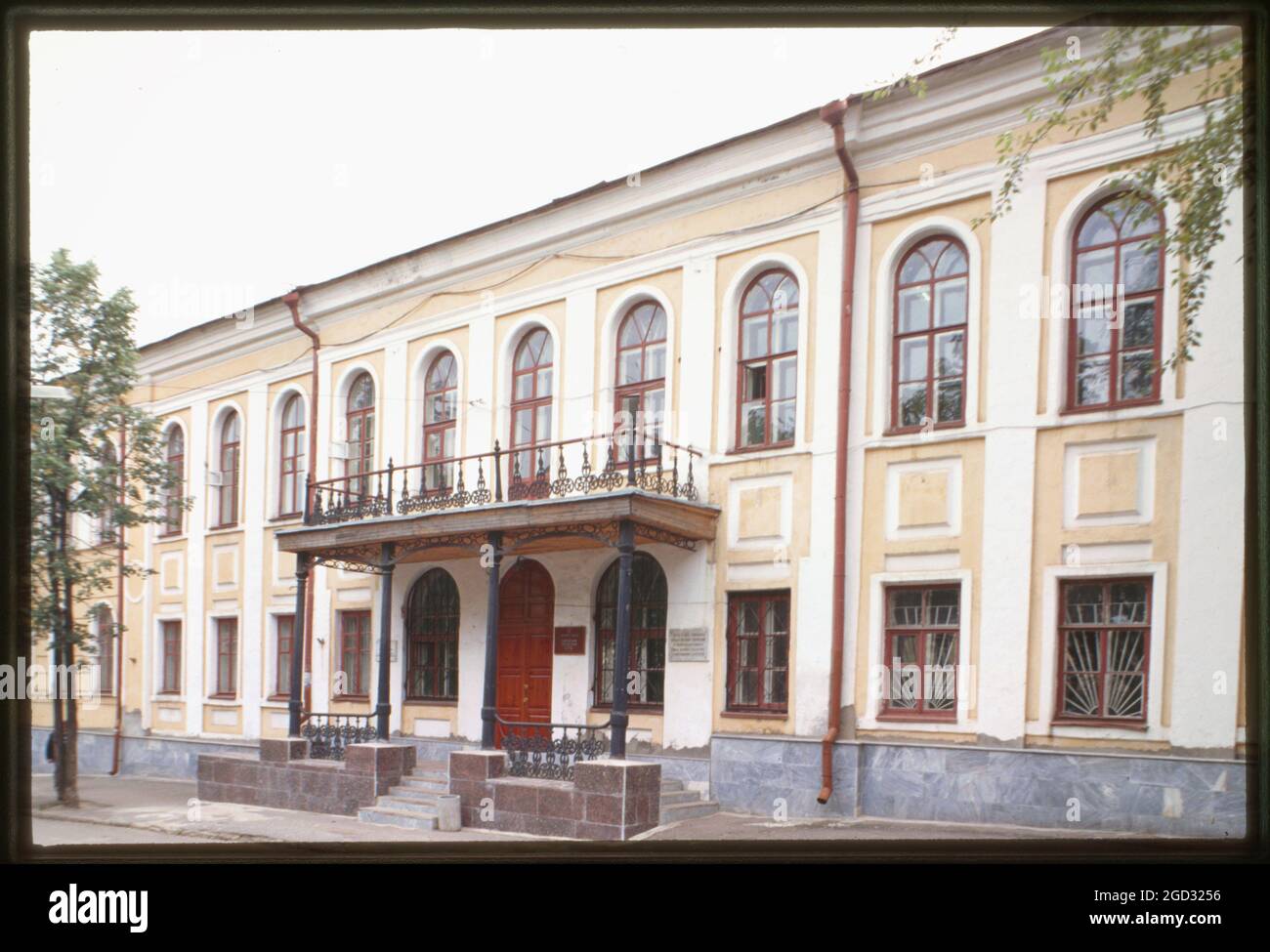 Alexander Herzen Regional Library, formerly the E. Khokhriakov mansion (1792, 1799; reconstructed 1954-59), Viatka, Russia 1999. Stock Photo