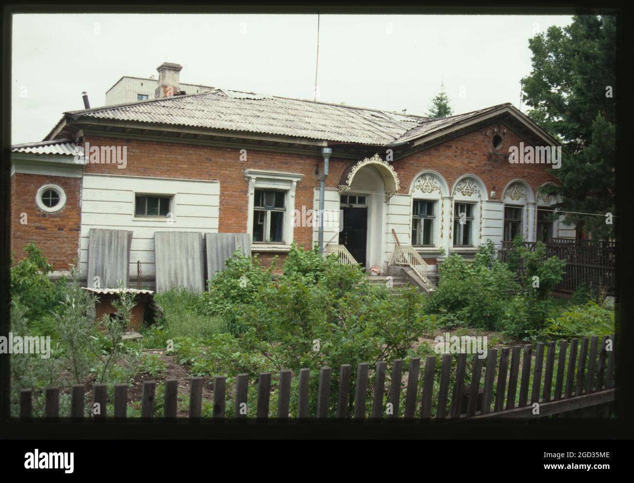 Ozining va boshqa odamlarning spermasini Internetda yalash