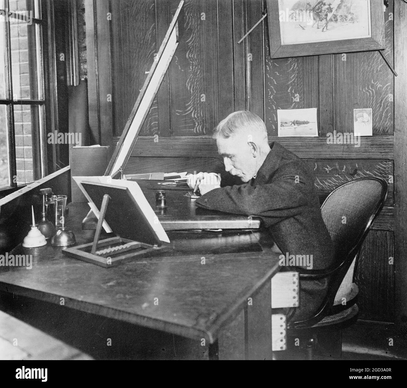 Bureau Engraving & Printing, an engraver at work ca. between 1909 and 1920  Stock Photo - Alamy