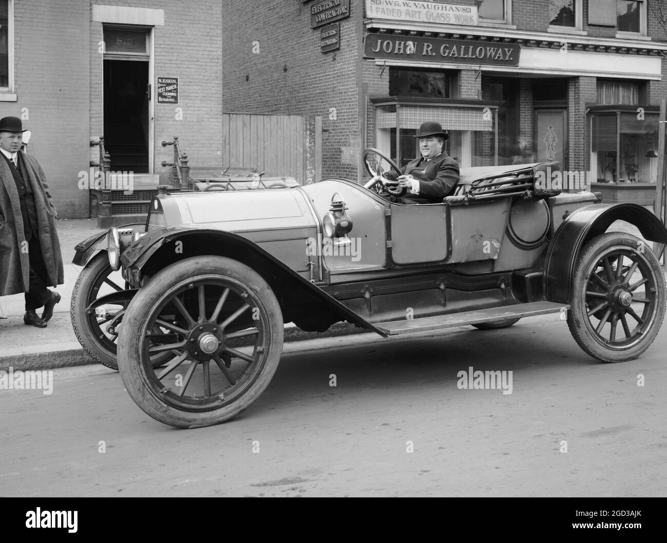 2230【本・雑誌】アルファロメオ　All cars from 1910 Some bed time reading tonight with my new book 😁 Every Alfa