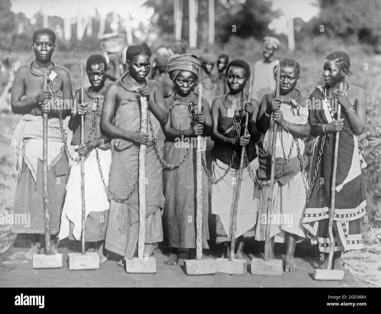 Women convicts working on road, Dar Es Salaam, East Africa ca. between 1909 and 1920 Stock Photo