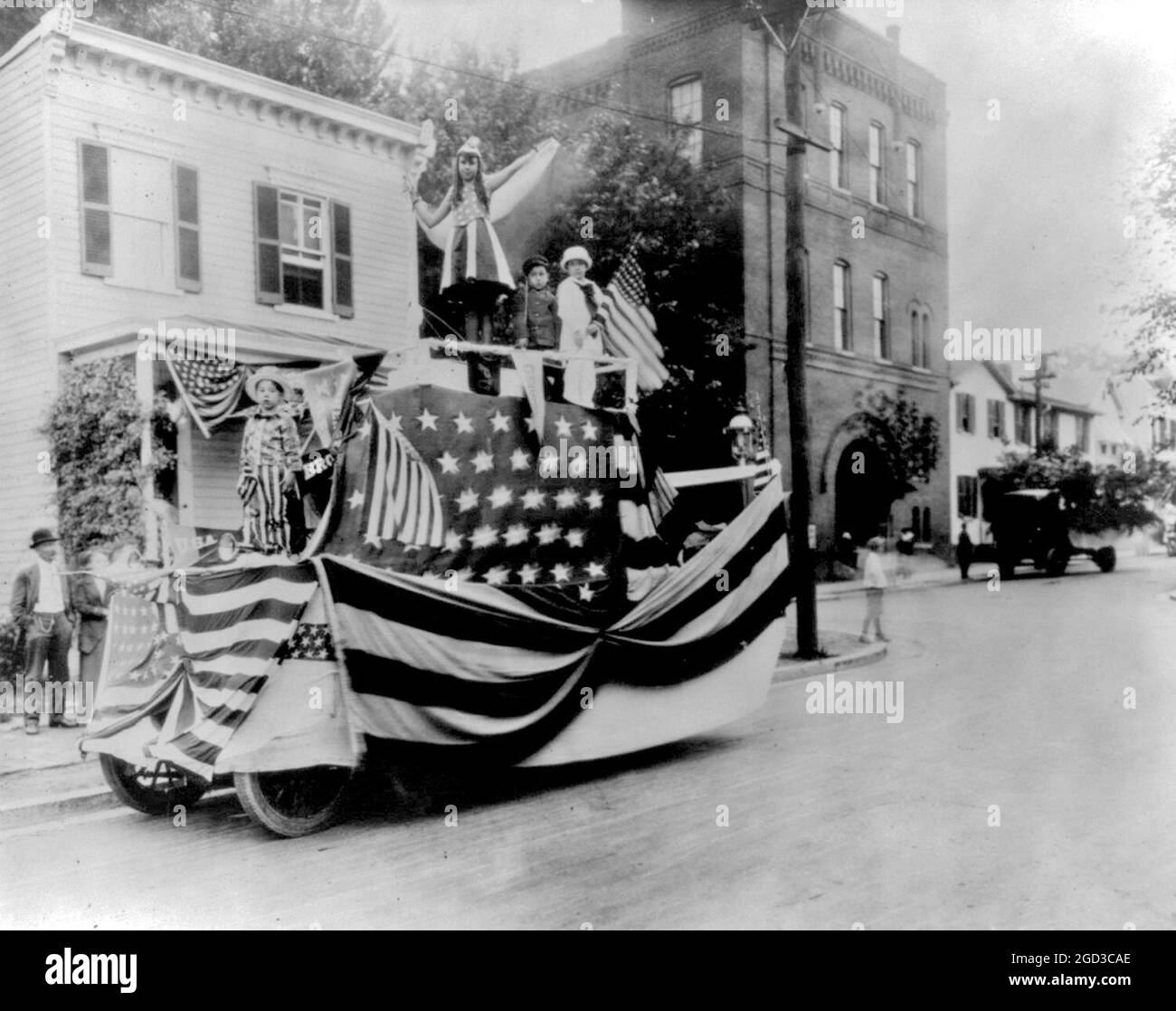 Parade float, showing children, Washington, D.C., July 4, 1918 Stock
