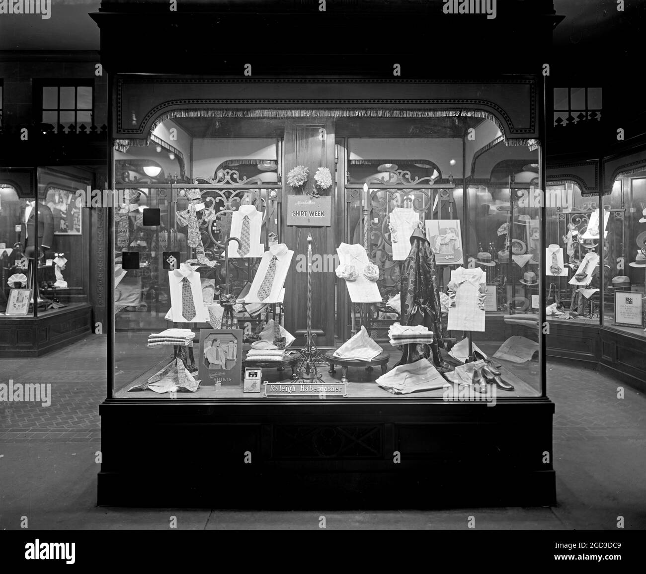 Early 1900s display window at night hi-res stock photography and images ...