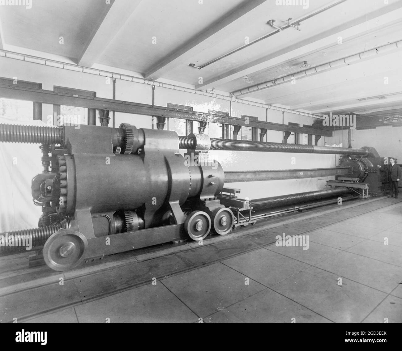 Early 1900s steel testing machine hi-res stock photography and images ...