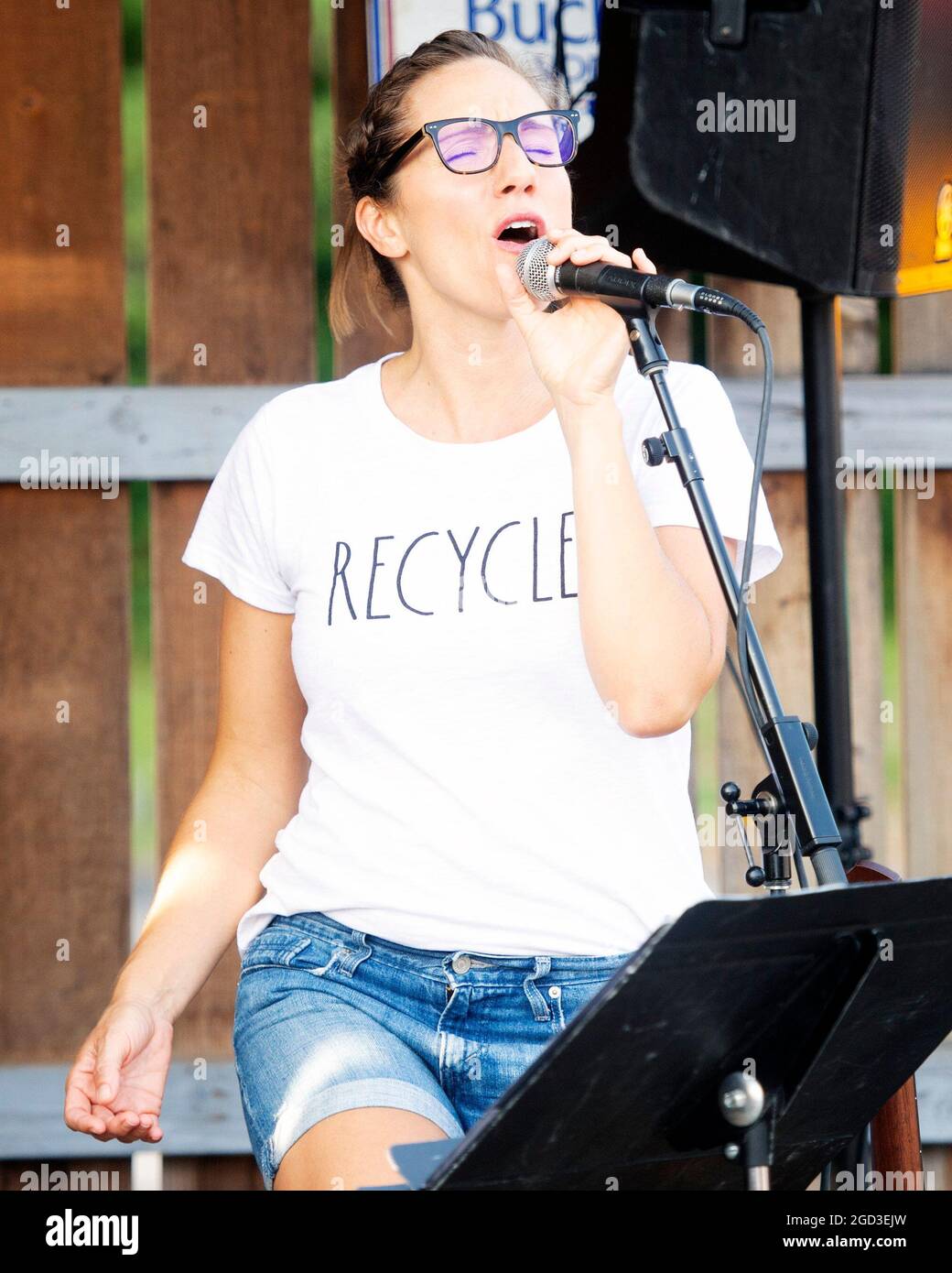 Gahanna, Ohio, USA. 10 August, 2021. Nicki Baker of Chazz and Nicki sings at the Joe Blystone Rally in Gahanna, Ohio. Blystone is a Republican running for Governor of Ohio in 2022. Credit: Brent Clark/Alamy Stock Photo