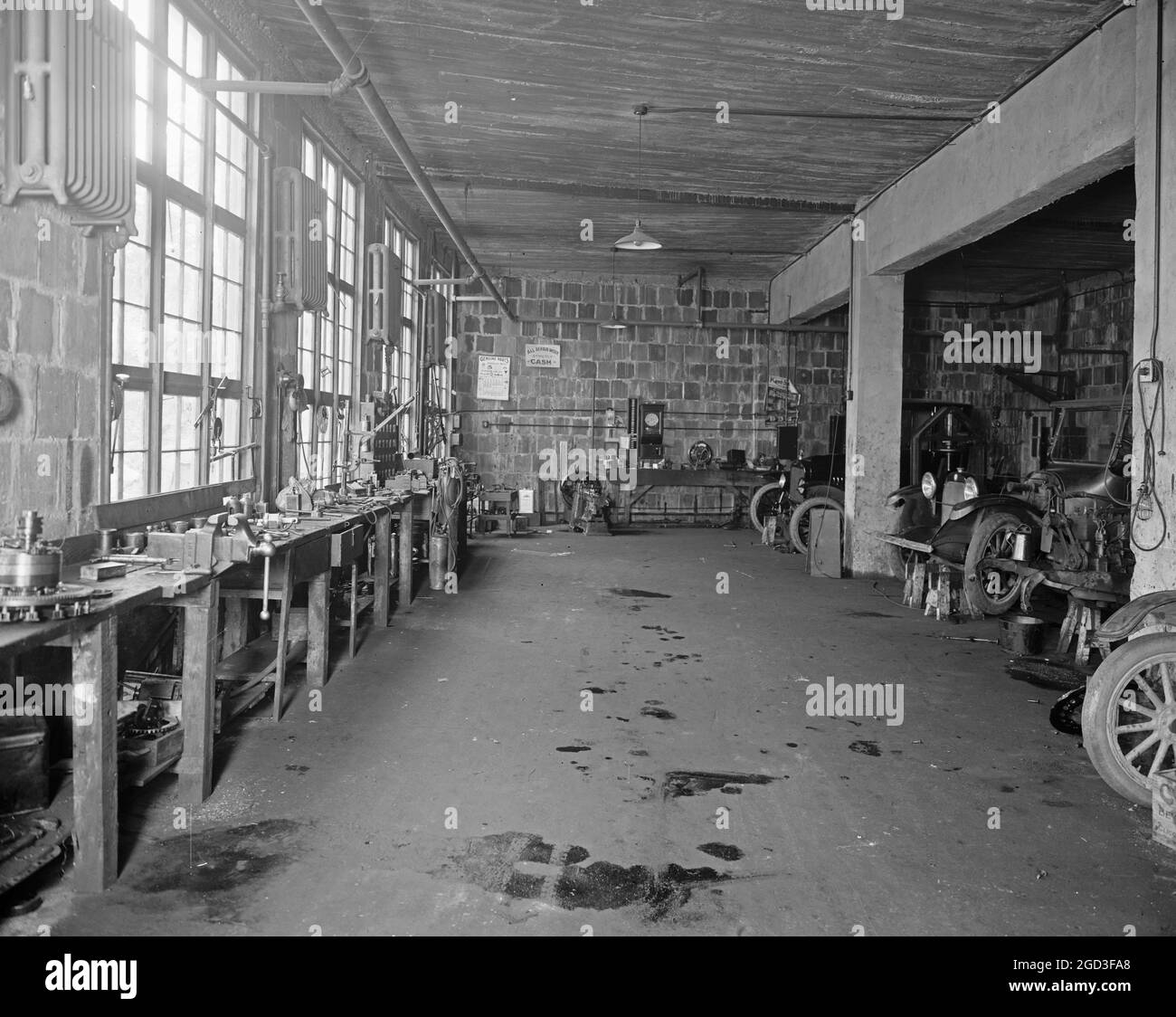Early 1900s hendrick motor company garage hires stock photography and