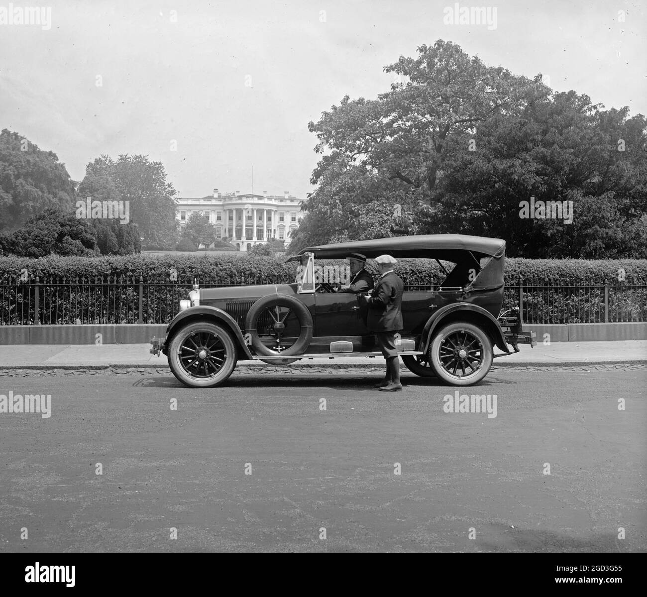 Paige Motor Company automobile in front of the White House, Washington, D.C. ca.  between 1910 and 1920 Stock Photo