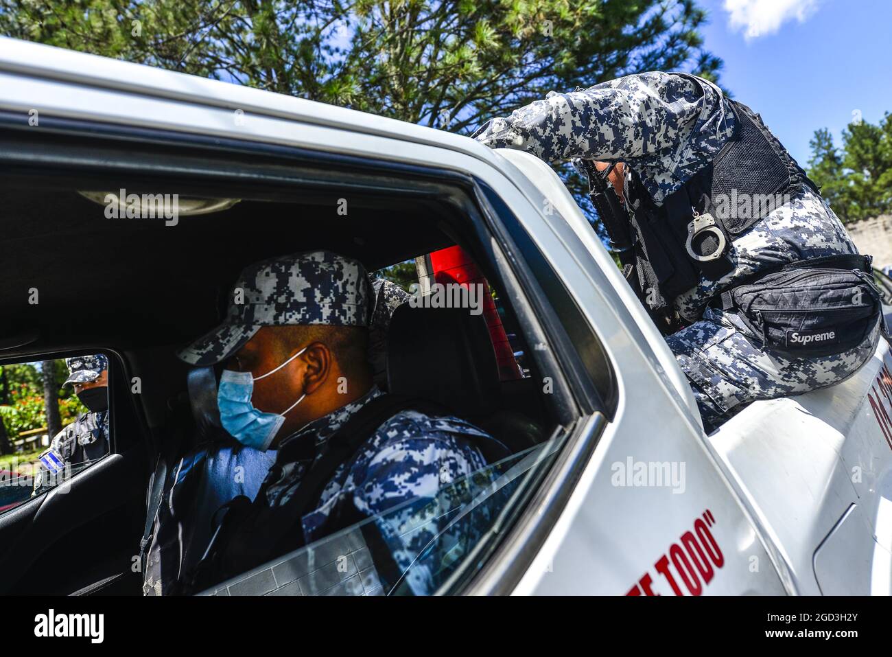 San Salvador, El Salvador. 31st Jan, 2022. A window cleaner wipes a police  car during a police patrol. (Credit Image: © Camilo Freedman/SOPA Images  via ZUMA Press Wire Stock Photo - Alamy
