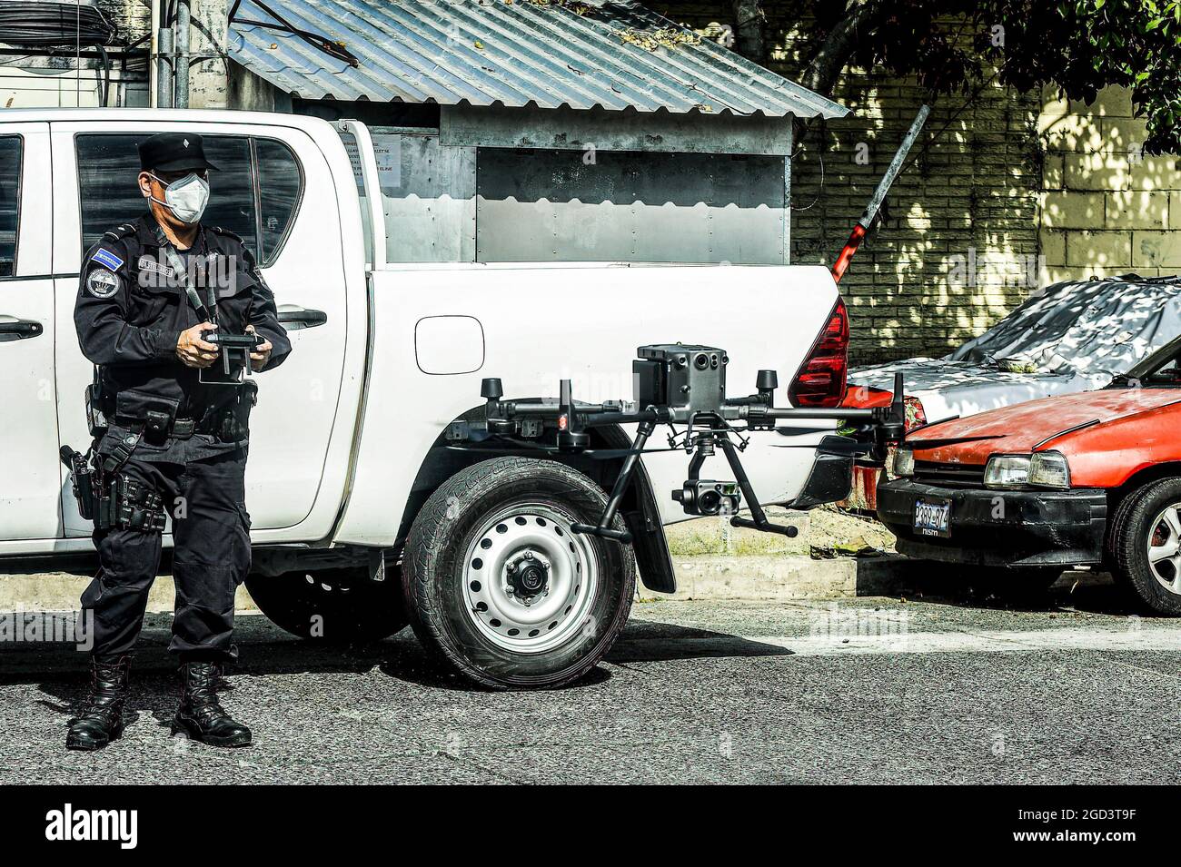 Ilopango, El Salvador. 10th Aug, 2021. A police officer sets up a drone to be used during an operation. El Salvador's National Police performs police operations at the Cumbres de San Bartolo community where members of the Barrio 18 gang maintain territorial control. Police officers have begun to use drones and thermal imaging as part of their response against the organized criminals. Credit: SOPA Images Limited/Alamy Live News Stock Photo