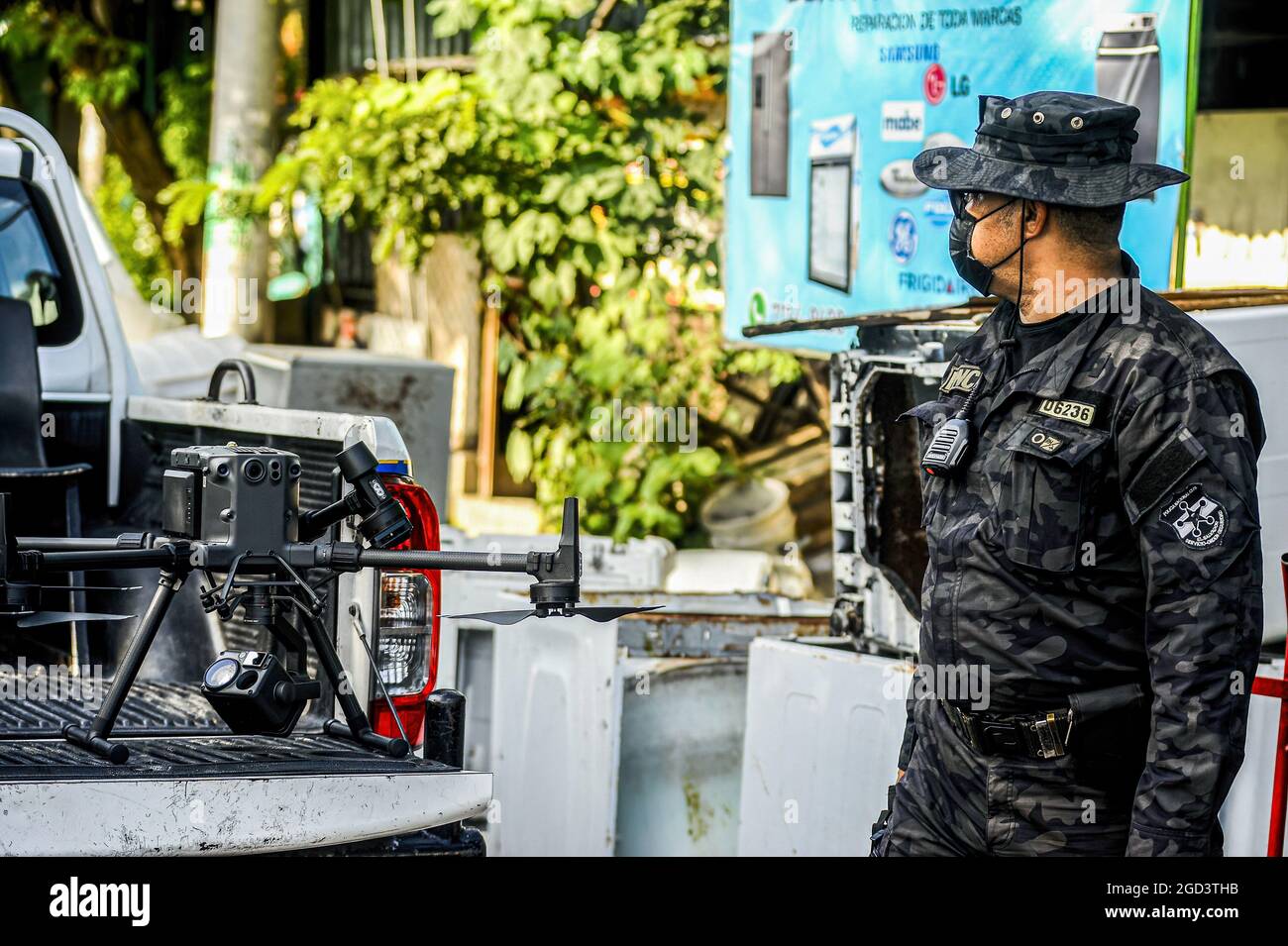 Ilopango, El Salvador. 10th Aug, 2021. A police officer sets up a drone to be used during an operation. El Salvador's National Police performs police operations at the Cumbres de San Bartolo community where members of the Barrio 18 gang maintain territorial control. Police officers have begun to use drones and thermal imaging as part of their response against the organized criminals. (Photo by Camilo Freedman/SOPA Images/Sipa USA) Credit: Sipa USA/Alamy Live News Stock Photo