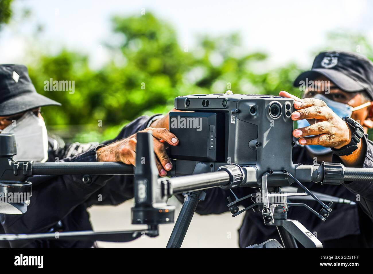 Ilopango, El Salvador. 10th Aug, 2021. A police officer sets up a drone to be used during an operation. El Salvador's National Police performs police operations at the Cumbres de San Bartolo community where members of the Barrio 18 gang maintain territorial control. Police officers have begun to use drones and thermal imaging as part of their response against the organized criminals. (Photo by Camilo Freedman/SOPA Images/Sipa USA) Credit: Sipa USA/Alamy Live News Stock Photo