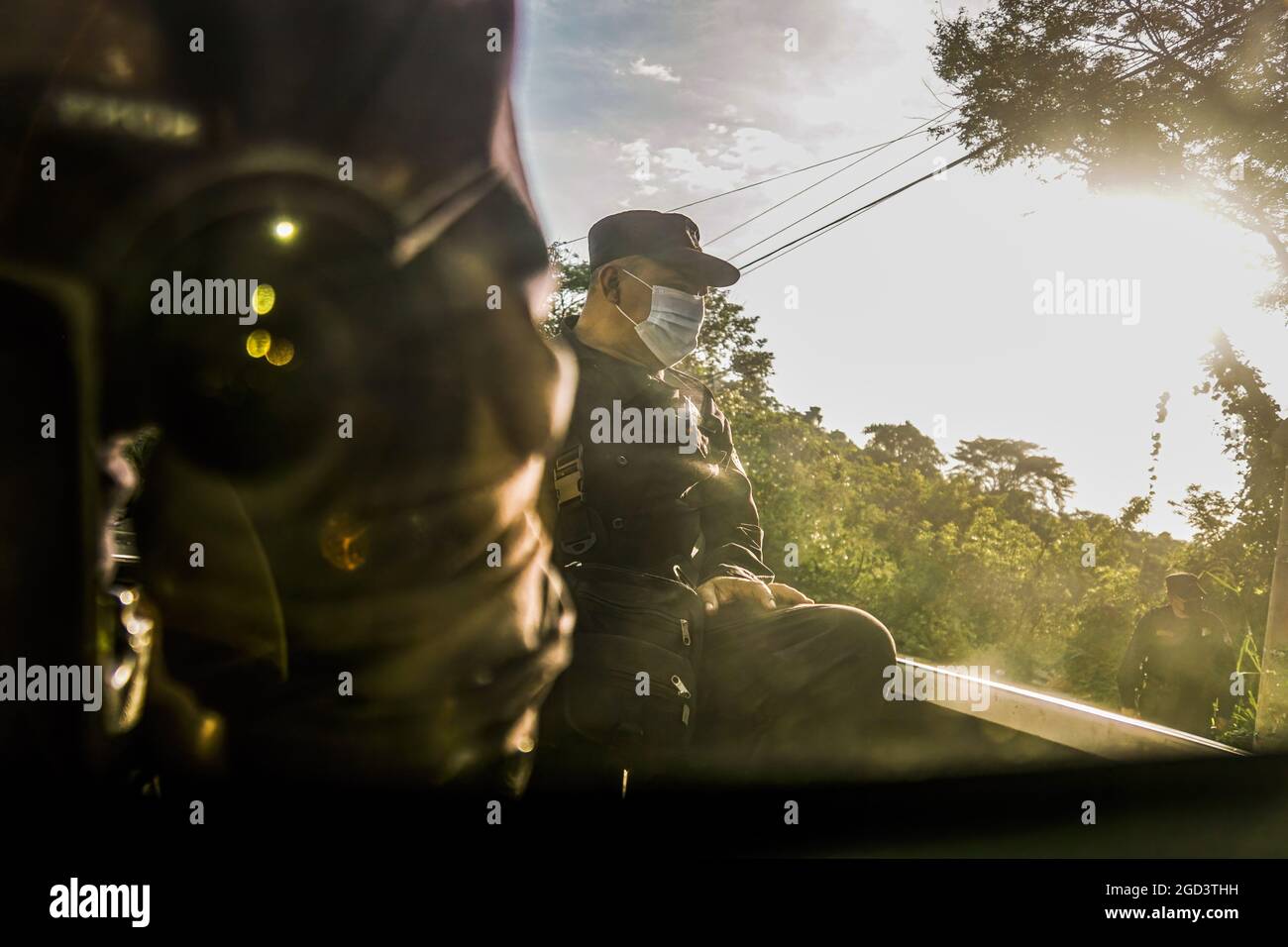 Ilopango, El Salvador. 10th Aug, 2021. Police officers patrol the community during a search operation for gang members. El Salvador's National Police performs police operations at the Cumbres de San Bartolo community where members of the Barrio 18 gang maintain territorial control. Police officers have begun to use drones and thermal imaging as part of their response against the organized criminals. (Photo by Camilo Freedman/SOPA Images/Sipa USA) Credit: Sipa USA/Alamy Live News Stock Photo