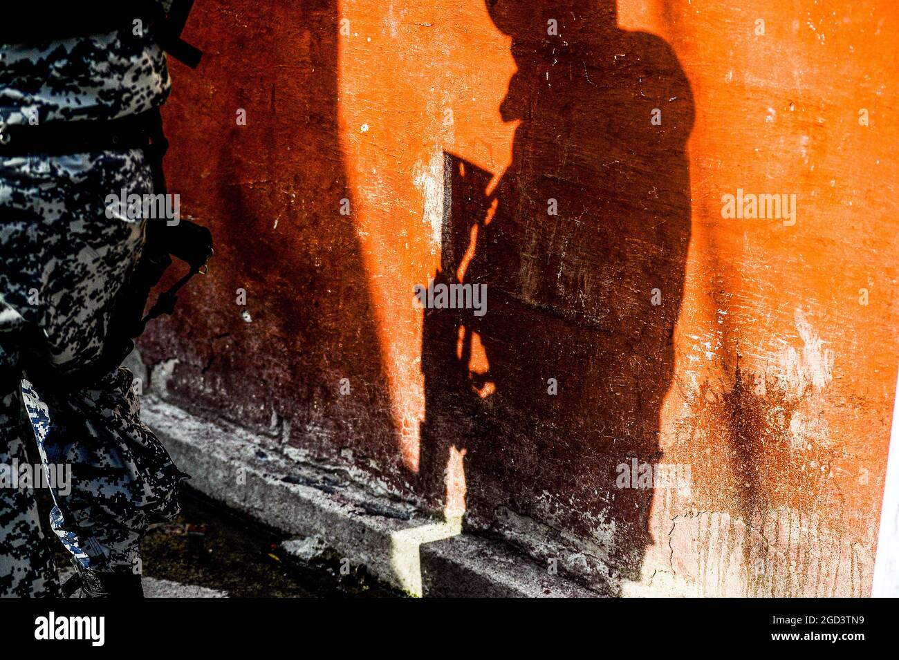 Ilopango, El Salvador. 10th Aug, 2021. A police officer stands on guard during a search operation for gang members. El Salvador's National Police performs police operations at the Cumbres de San Bartolo community where members of the Barrio 18 gang maintain territorial control. Police officers have begun to use drones and thermal imaging as part of their response against the organized criminals. (Photo by Camilo Freedman/SOPA Images/Sipa USA) Credit: Sipa USA/Alamy Live News Stock Photo