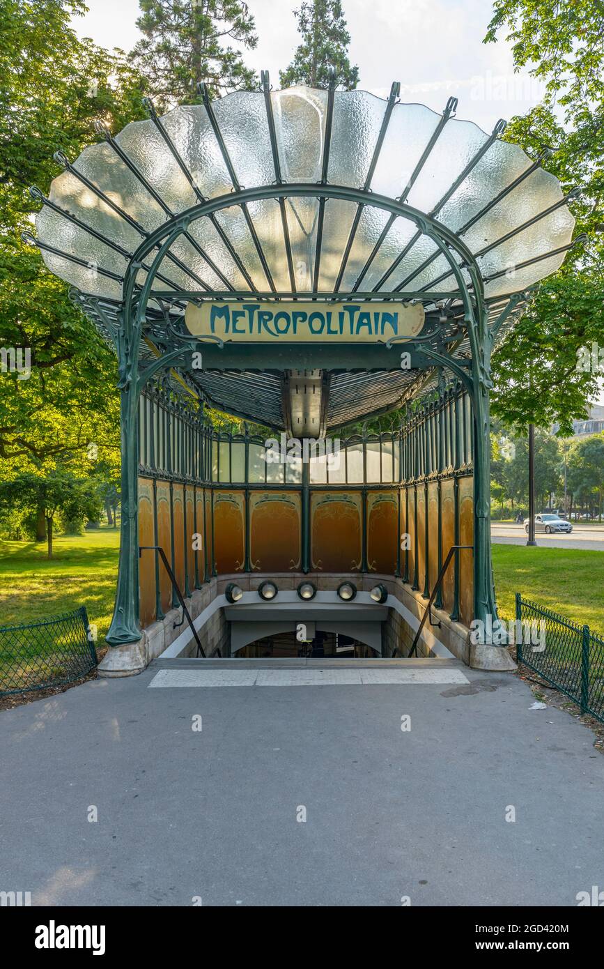 FRANCE, PARIS (75016), AVENUE FOCHE, EDICULE OF HECTOR GUIMARD SAYS THE  DRAGONFLY AT THE PORTE DAUPHINE METRO STATION Stock Photo - Alamy