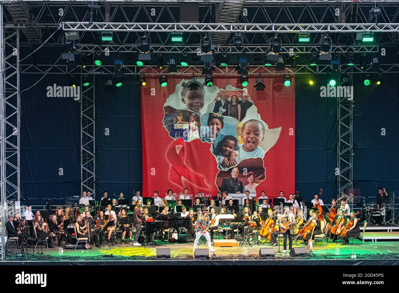 Latin-Pop-Newcomer Juan Daniel (Hit: Buenos Momentos) bei seinem Auftritt im Rahmen der der 15. HOPE Gala auf der Bühne am Elbufer in Dresden. *** Lat Stock Photo