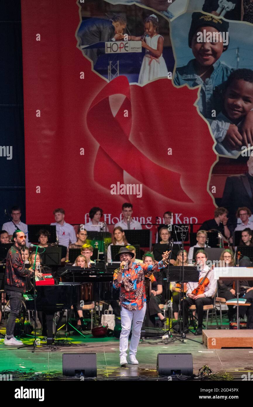 Latin-Pop-Newcomer Juan Daniel (Hit: Buenos Momentos) bei seinem Auftritt im Rahmen der der 15. HOPE Gala auf der Bühne am Elbufer in Dresden. *** Lat Stock Photo