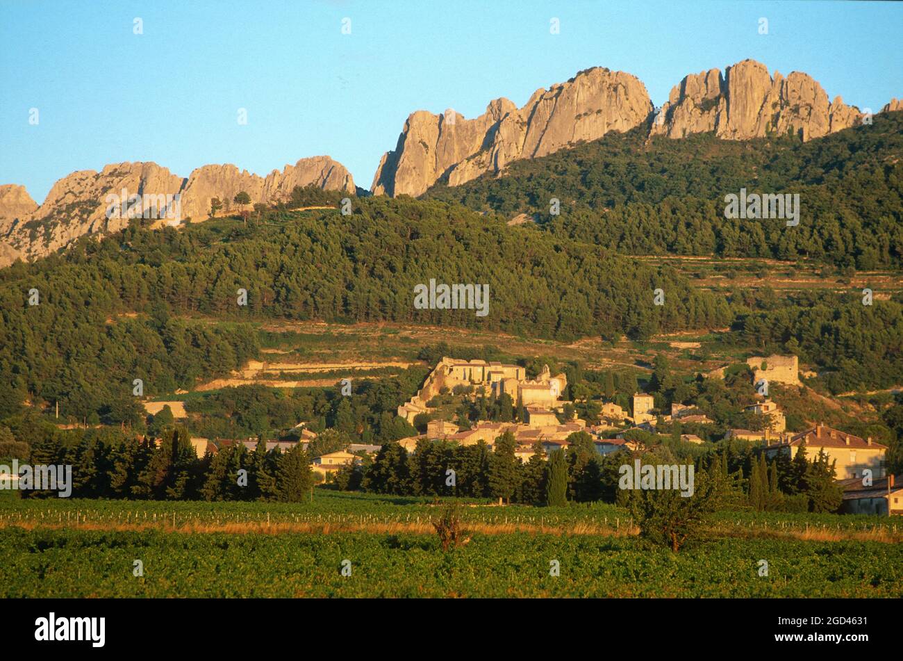 FRANCE, VAUCLUSE(84) PROVENCE, COMTAT VENAISSIN, GIGONDAS IN THE DENTELLES DE MONTMIRAIL, ITS AOC COTES DU RHONE VINEYARDS Stock Photo