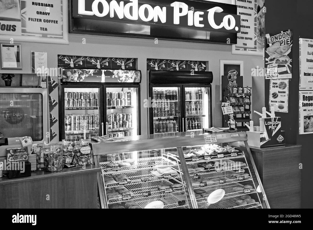 JOHANNESBURG, SOUTH AFRICA - Jan 06, 2021: A grayscale of the interior of a fast-food take-out restaurant in a mall in Johannesburg, Stock Photo