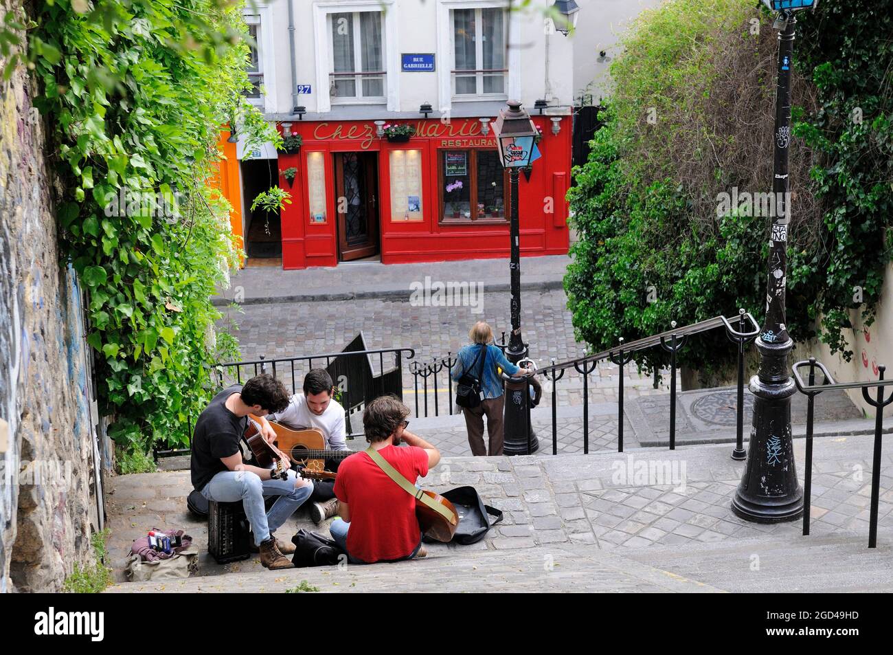 FRANCE, PARIS (75) 18TH ARRONDISSEMENT, DISTRICT OF MONTMARTRE, STAIRS OF RUE DU CALVAIRE, GUITAR PLAYERS  VOLTA Stock Photo