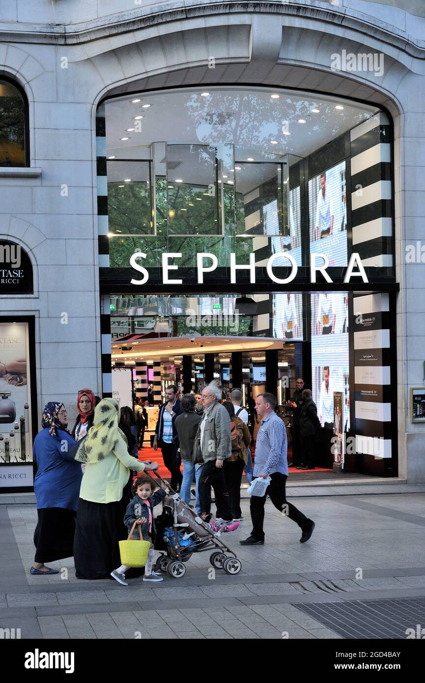 Sephora store at Champs-Elysées in Pari, Stock Video