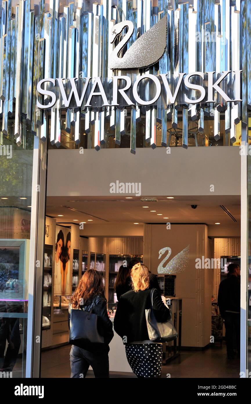 Page 3 - Swarovski Shop High Resolution Stock Photography and Images - Alamy