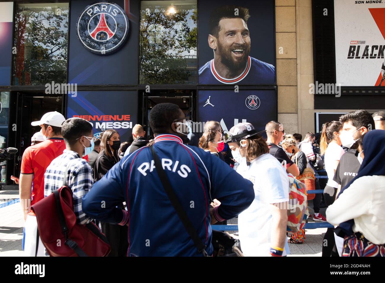 Paris, France. 11th Aug, 2021. People queue to buy a jersey of PSG's Argentinian football player Lionel Messi at the Paris-Saint-Germain (PSG) football club store on the Champs Elysees avenue in Paris on August 11, 2021. Messi signed on August 10, 2021 a two-year deal with PSG with the option of an additional year. The 34-year-old will wear the number 30 in Paris, the number he had when he began his professional career at Barca. Photo by Raphael Lafargue/ABACAPRESS.COM Credit: Abaca Press/Alamy Live News Stock Photo