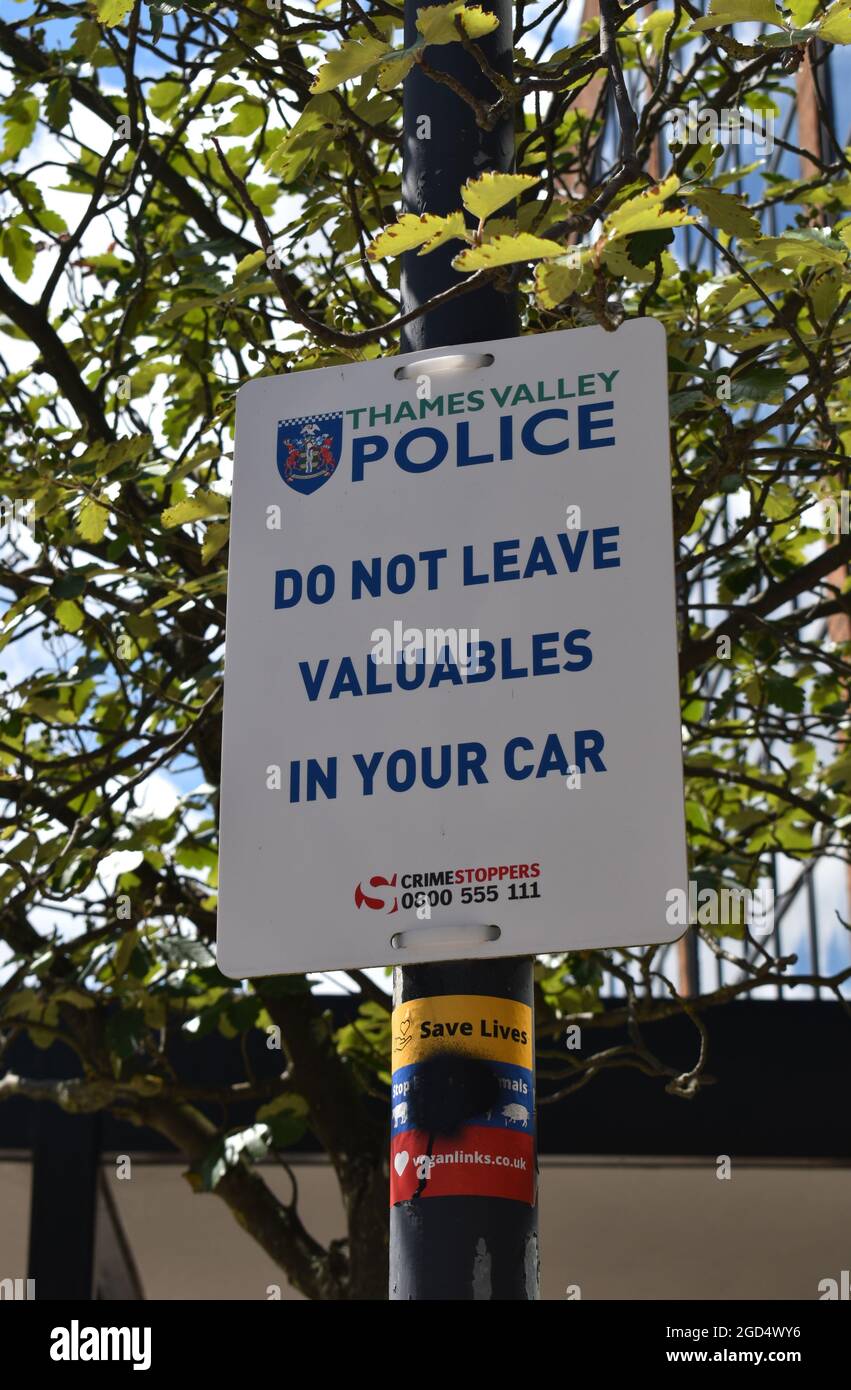 Warning notice from the Thames Valley Police - 'Do not leave valuables in your car'. Stock Photo