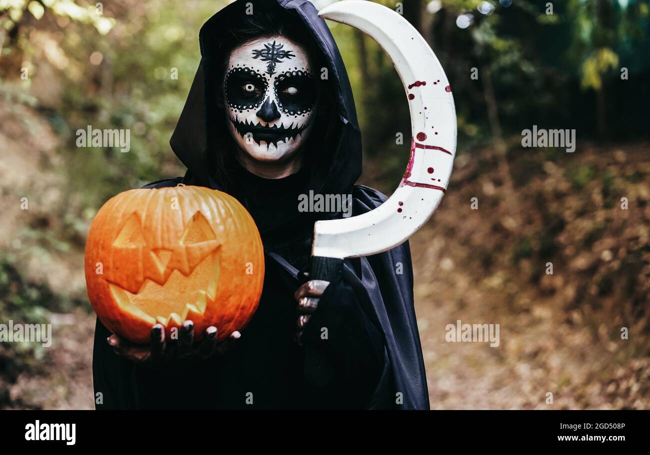 хэллоуин трек. хэллоуин трек. песня на хэллоуин видео. песенка про хэллоуин. наушники хэллоуин.