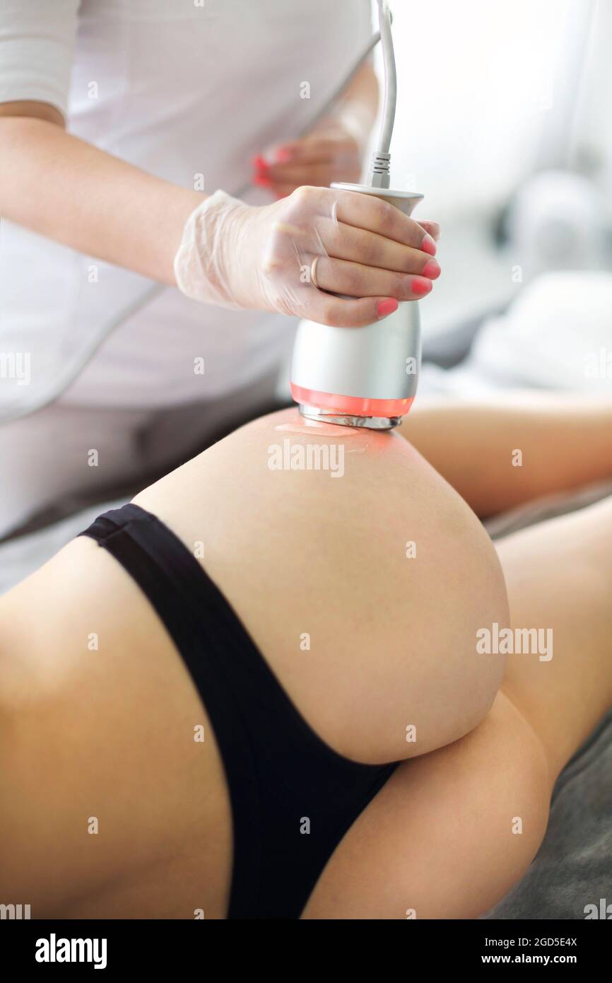 Ultrasound body shaping treatment. Female client getting anti-cellulite and  anti-fat treatment on her tight buttocks at beauty salon from qualified be  Stock Photo - Alamy
