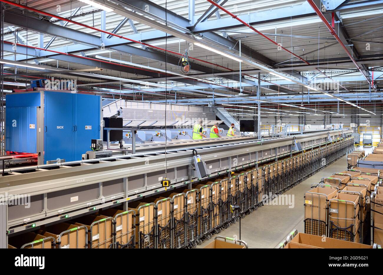 11 August 21 Brandenburg Stahnsdorf Employees Work On The New Multi Format Sorter At Deutsche Post S Parcel And Mail Center For 25 Years Deutsche Post Has Been Delivering Letters To Customers In The