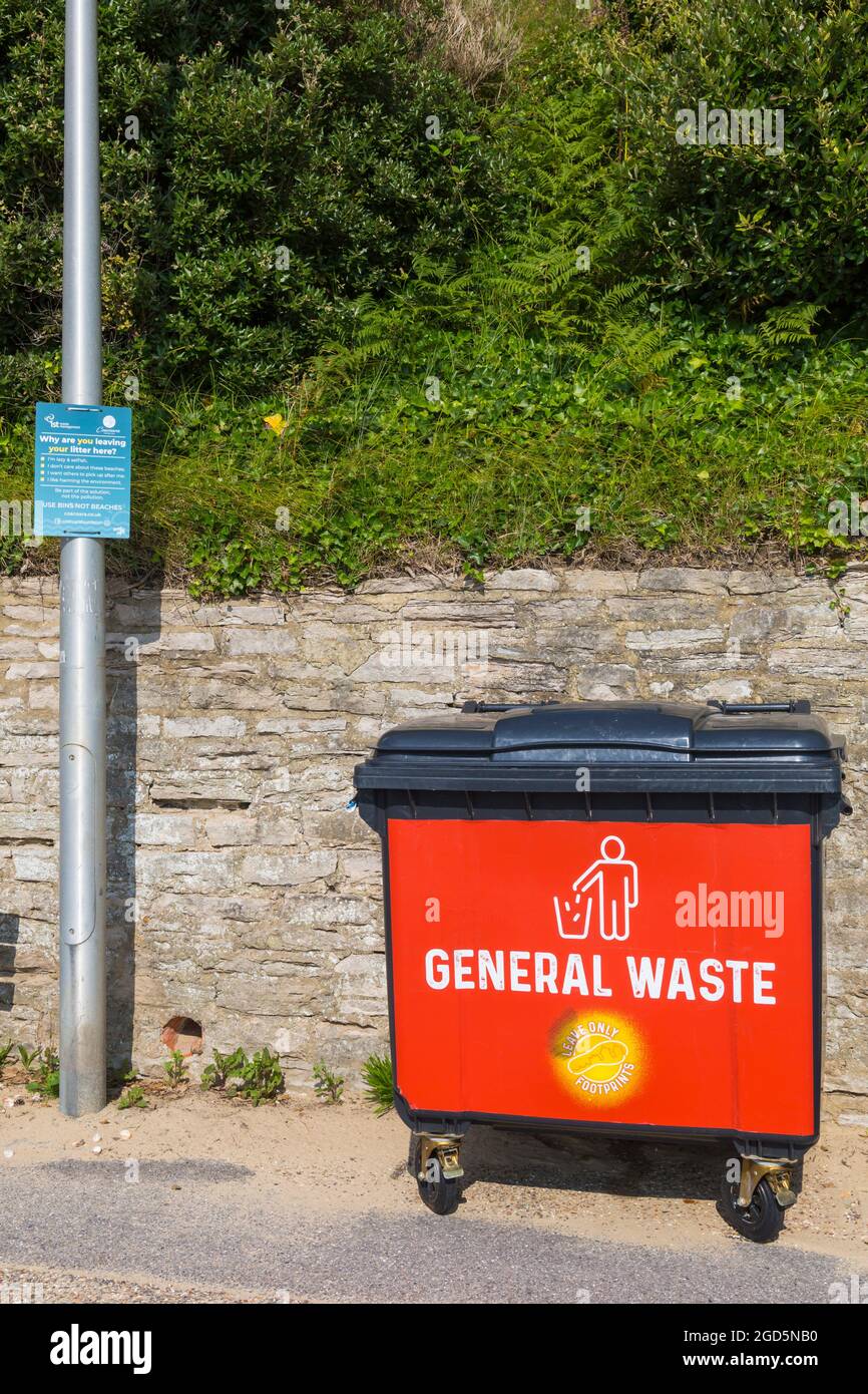 why are you leaving your litter here sign on lamppost next to general waste skip on promenade Stock Photo