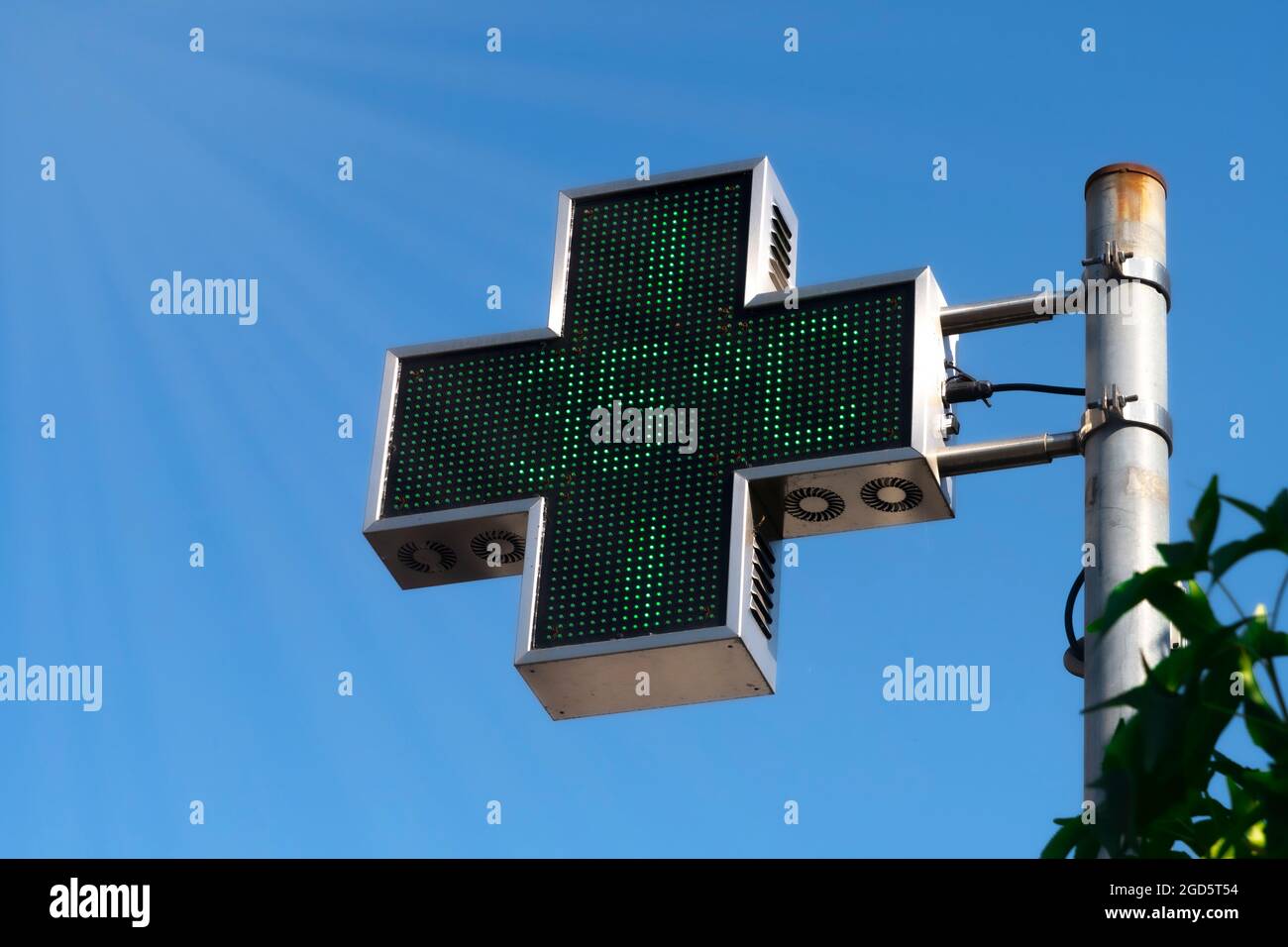 Pharmacy LED panel shows a temperature of 35 degrees celsius during a summer heat wave Stock Photo