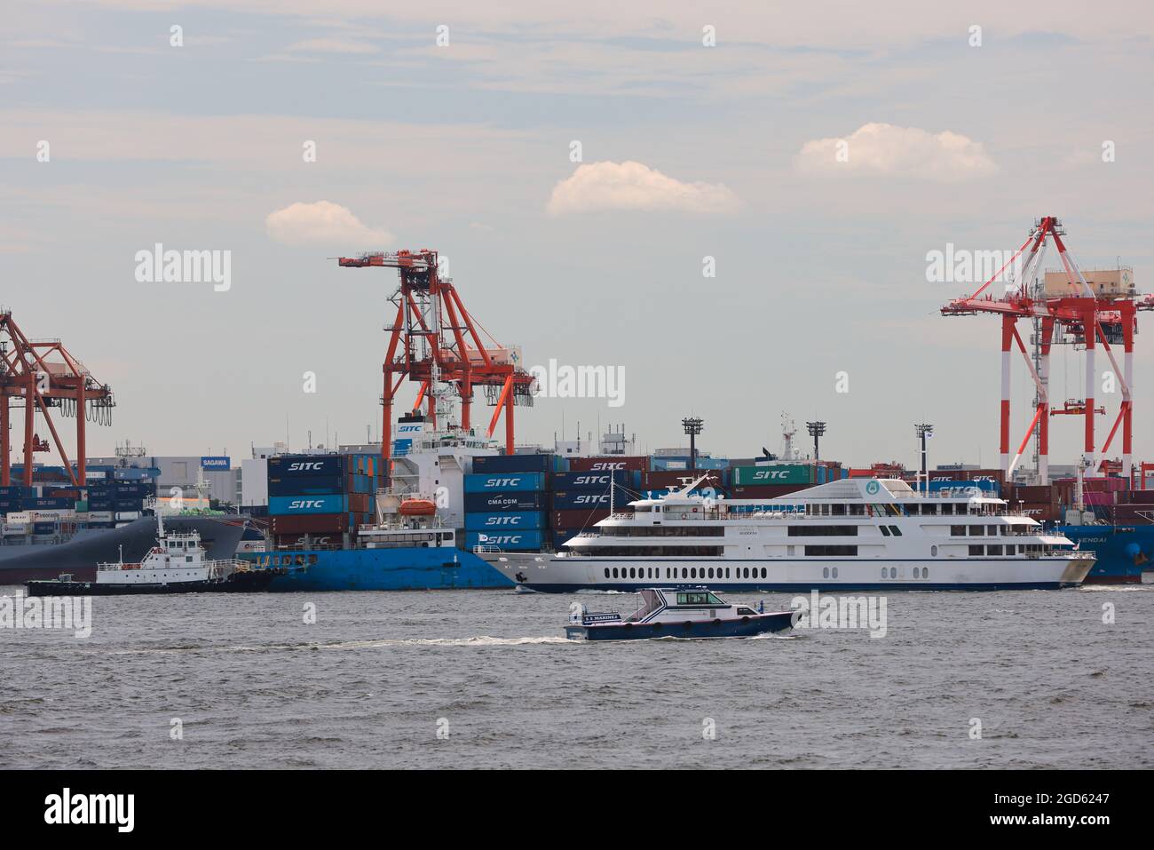 Tokyo, Japan. 11th Aug, 2021. Traffic seen inside Tokyo Bay. While the international community battles with the Delta variant of the Coronavirus, global economy returns back on track with an approaching boom on the international markets. Credit: SOPA Images Limited/Alamy Live News Stock Photo