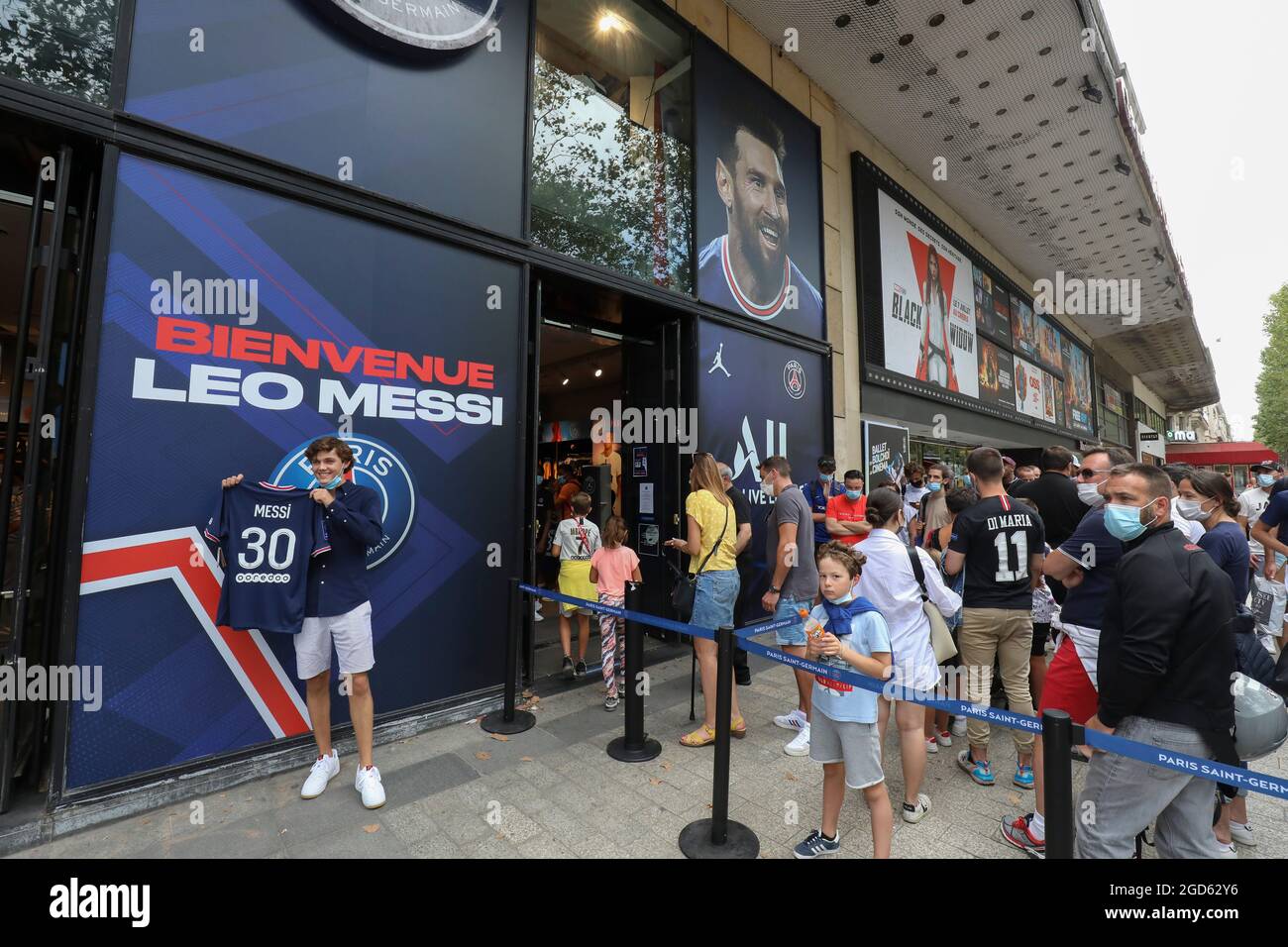 MESSI MANIA IN PARIS, FANS QUEUE Stock Photo - Alamy