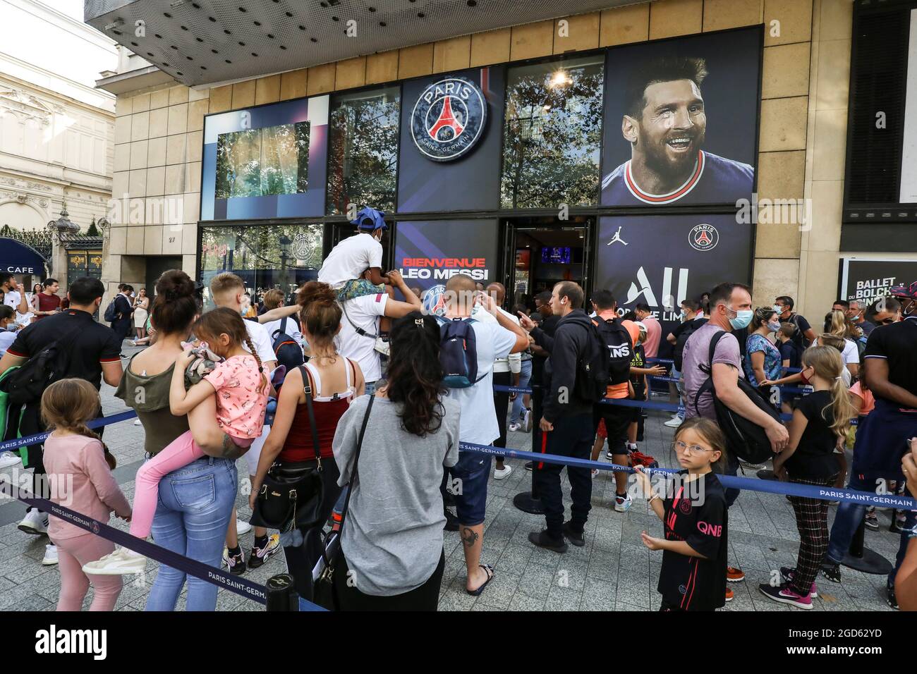 MESSI MANIA IN PARIS, FANS QUEUE Stock Photo - Alamy