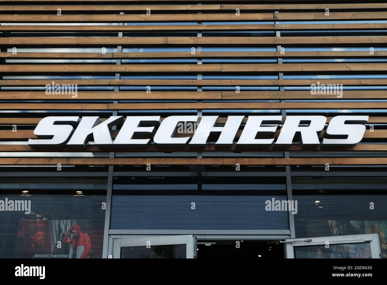 ladrón Danubio Panadería Skechers signs at Hede Fashion Outlet Stock Photo - Alamy