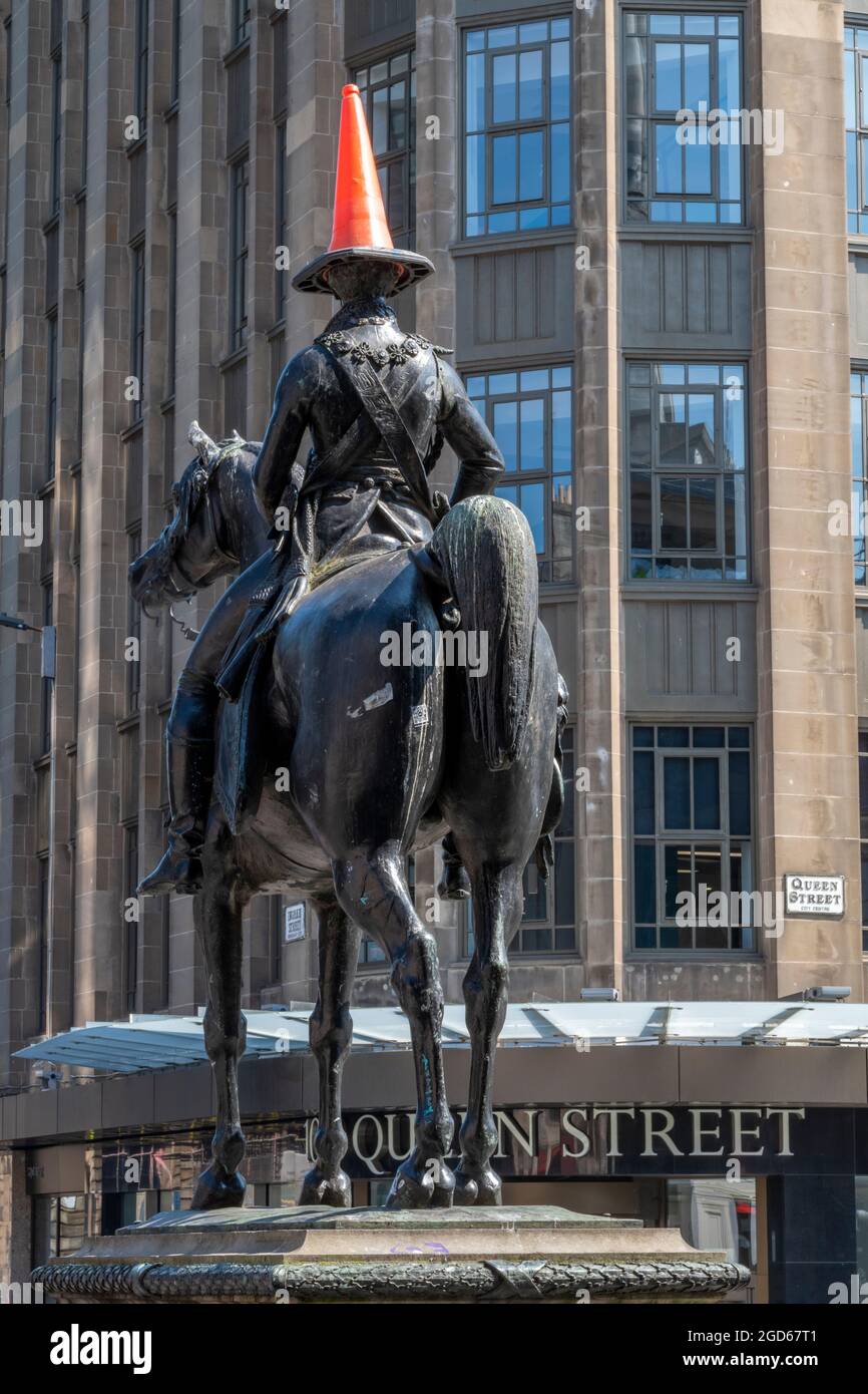 duke of wellington statue, glasgow museum of art, scottish tourism