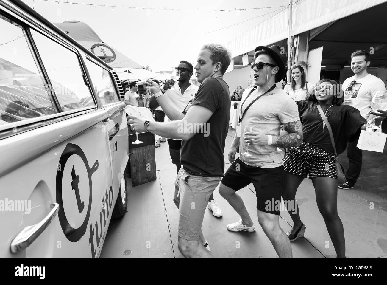JOHANNESBURG, SOUTH AFRICA - Jan 05, 2021: A grayscale of people excitedly queuing in front of a catering truck at a Food and Wine Fair Stock Photo