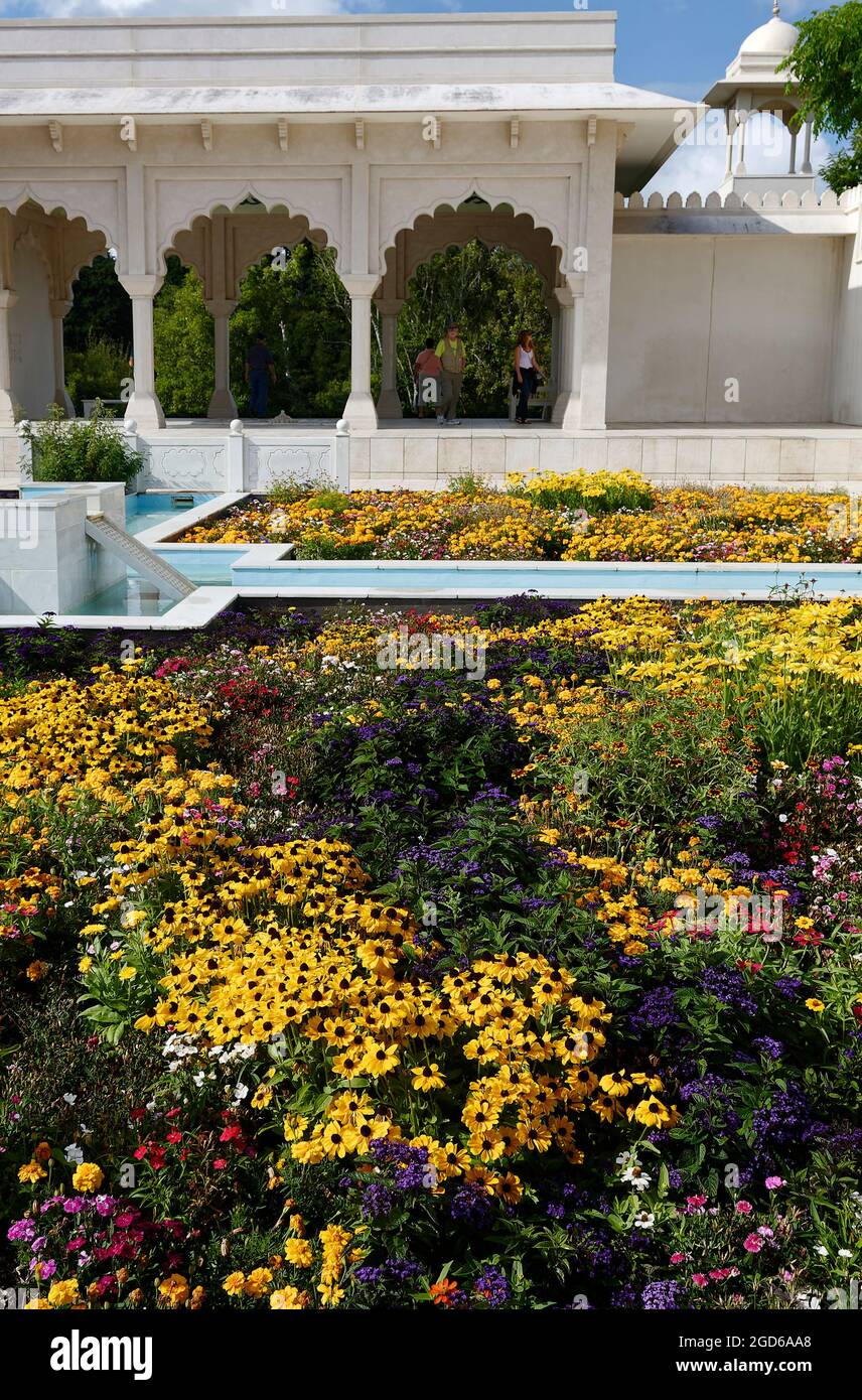 Italian Renaissance Garden, formal, walled, colorful flowers, arches, pond, people, Hamilton