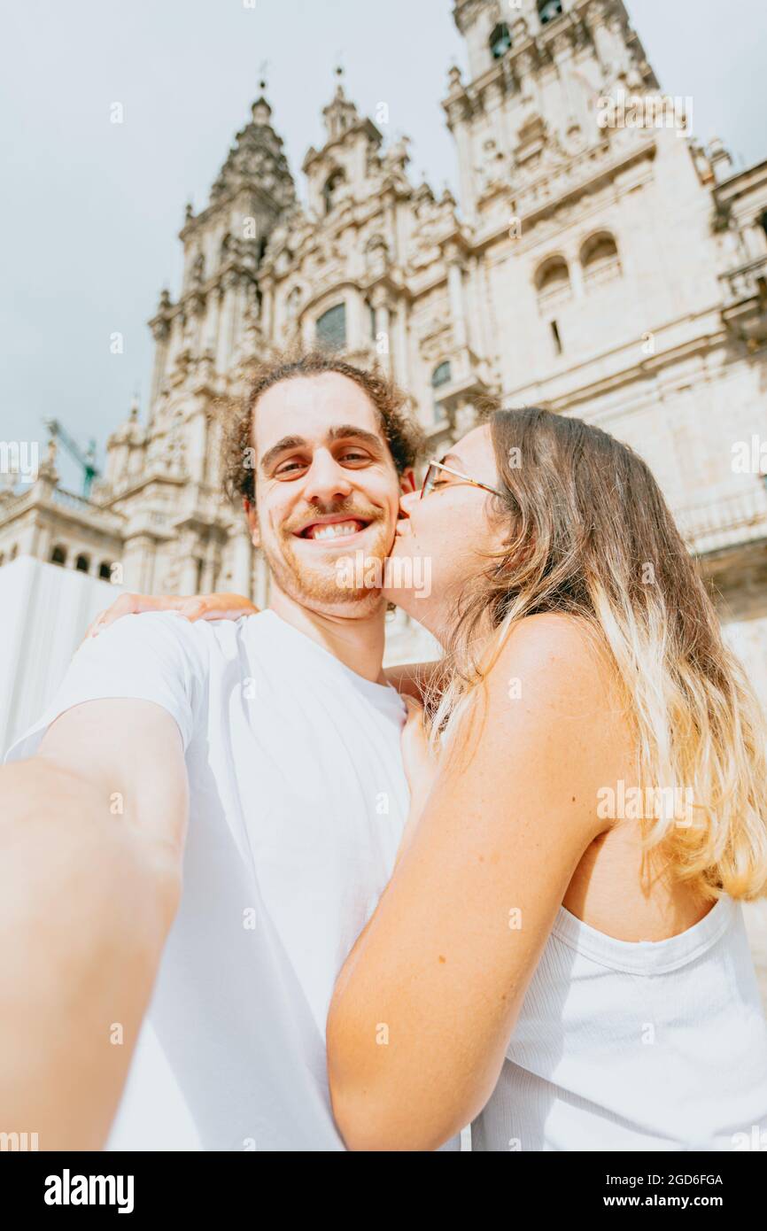 Guy girl kissing on city hi-res stock photography and images - Alamy